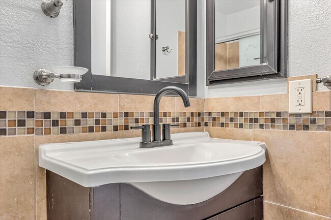 Building Photo - 3145 Shofner Pl