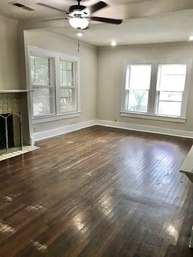 Building Photo - PRELEASING FOR EARLY SEPT! Charming 3 Bed ...