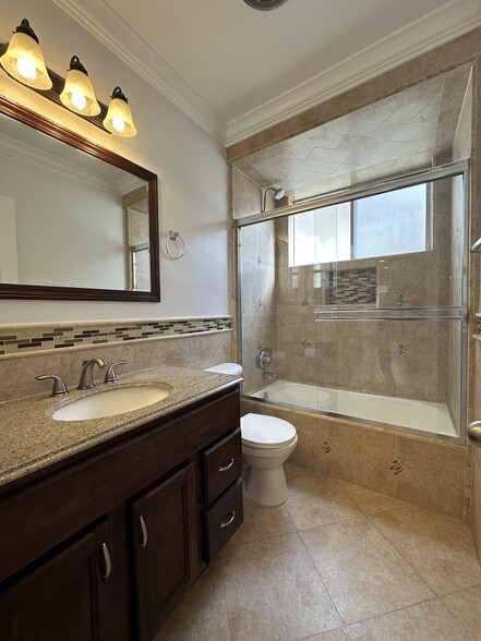 bathroom 2 - 1032 N Gardner St