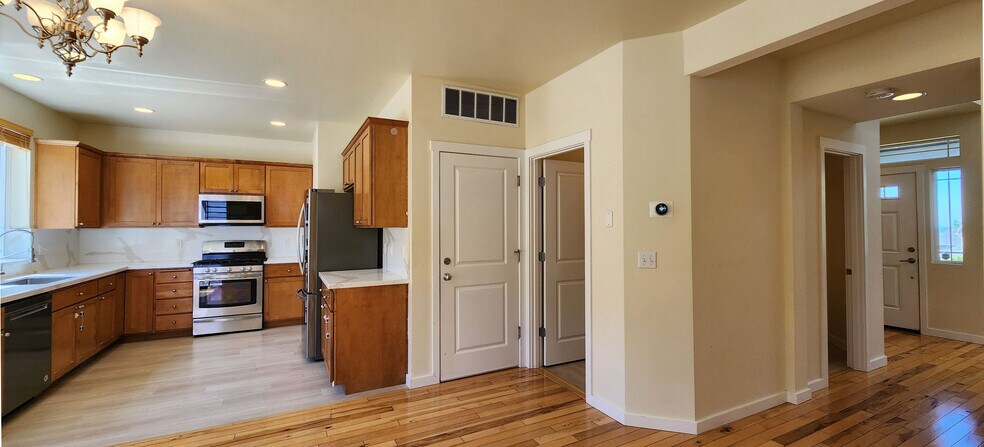 Building Photo - 2567 NE Kensington Ct
