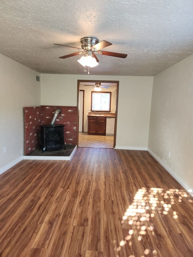 Building Photo - 4 Bedroom 1 Bath House