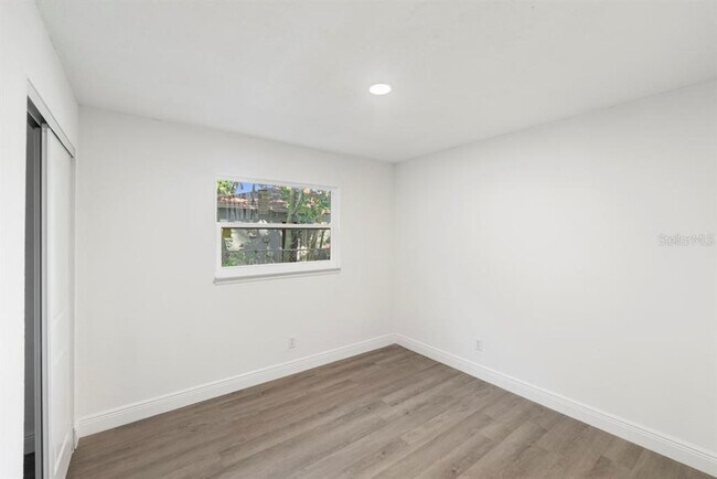 Building Photo - 1087 Swan St