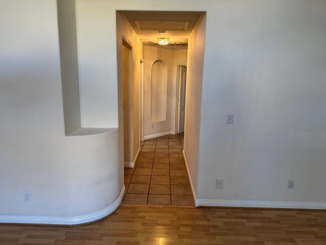 Building Photo - 8800 Crescent Ridge Ln