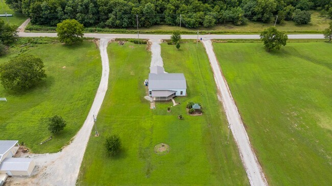 Building Photo - Modern Comfort on 1 Acre in Coweta – Available Now!