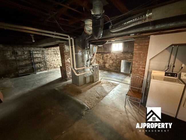 Building Photo - 821 N Prairie Ave