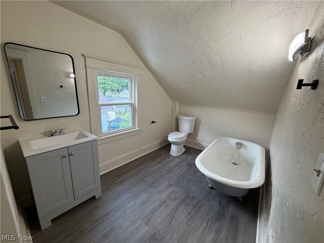 Building Photo - 210 Perry St