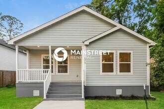 Building Photo - 4 Bedroom Pet-Friendly Home in Houston, TX with Main Street Renewal