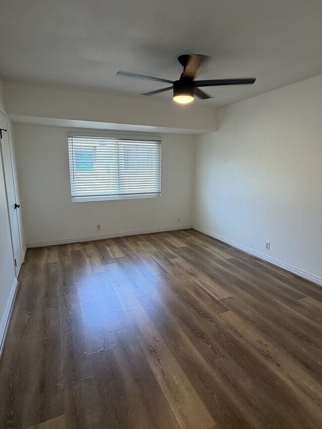 Building Photo - Updated modern townhouse 3 bed 1.5 bath