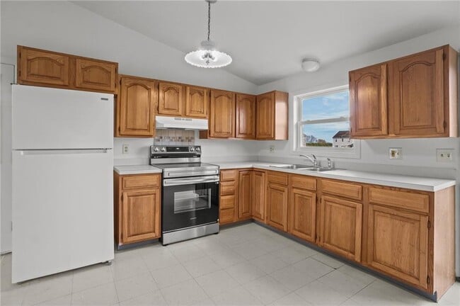 Building Photo - 357-357 Bristol Ferry Rd