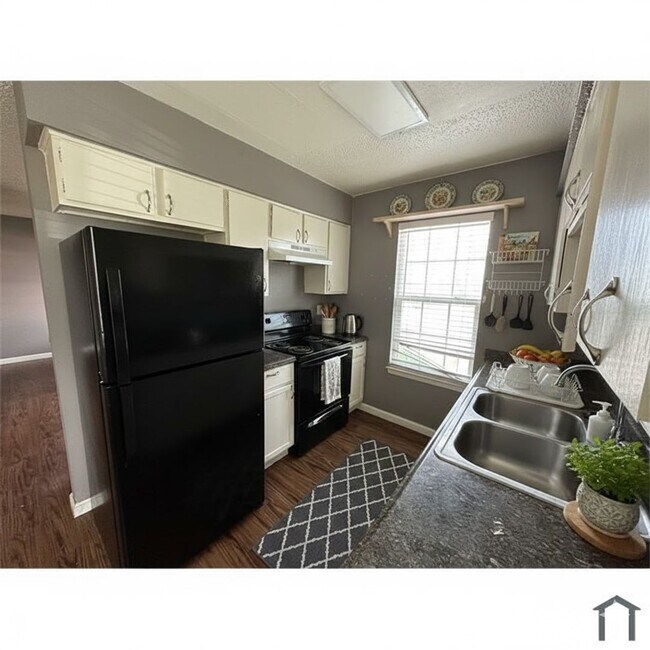 Building Photo - Charming 2-Bedroom Townhome for Rent in Prime East Austin Location – Your Ideal Urban Retreat!