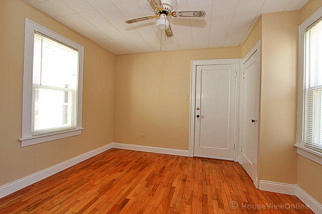 Building Photo - House Close To Campus!