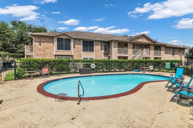 Building Photo - 1311 Antoine Dr