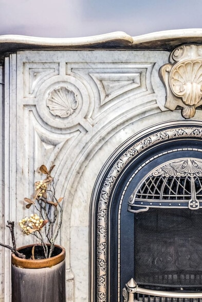 Building Photo - 215 W 9th St