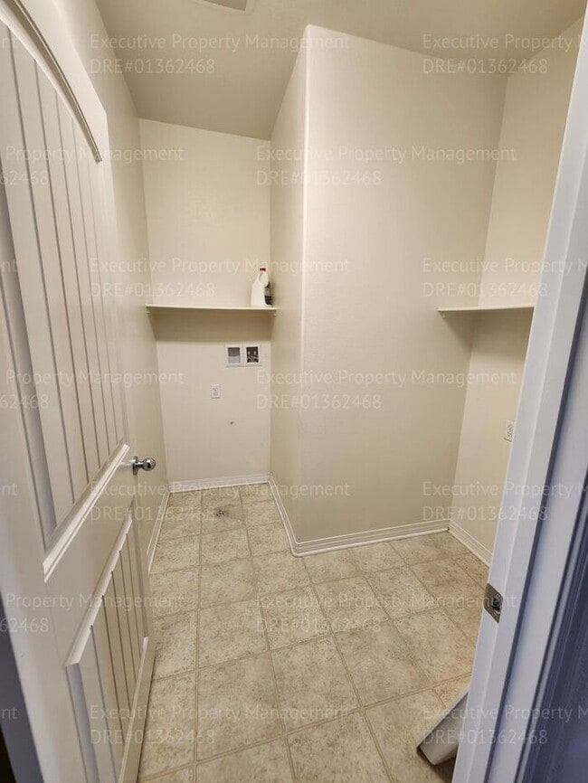 Building Photo - 3 bedroom/ 2.5 bathroom town home located in a secured gated community.