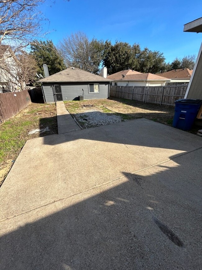 Building Photo - An unbeatable location that offers both convenience and luxury.