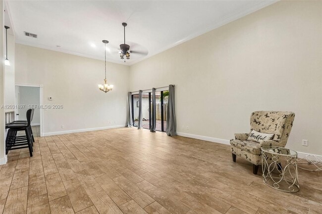 Building Photo - 2731 Parkview Dr S