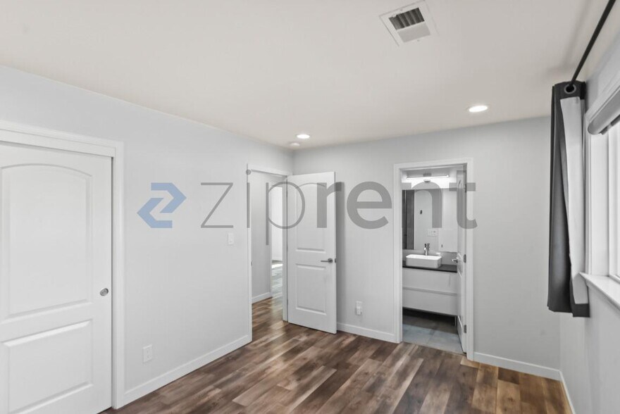 Building Photo - Unit