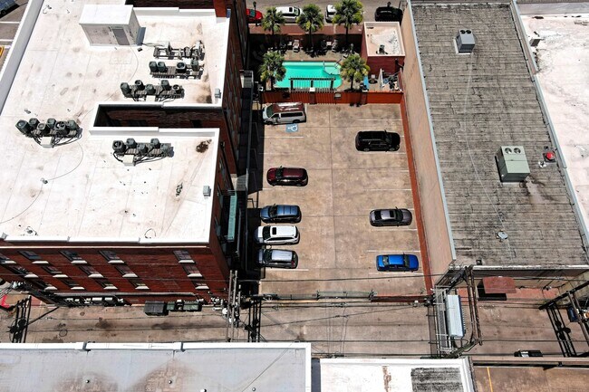 Building Photo - 202 25th St