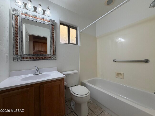 Building Photo - 1401 E English Ivy Ct