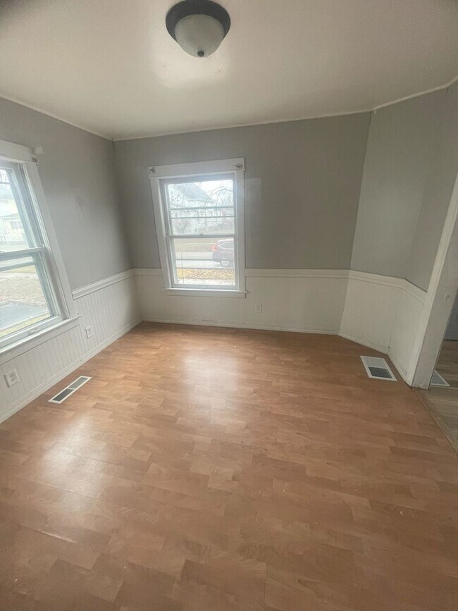 Building Photo - 3 Bedroom 1 2 Bathroom House for Rent