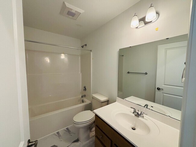 Building Photo - 3 Bedroom 2.5 Bath Townhouse