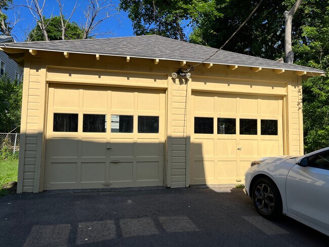 Building Photo - 256 Buckingham Ave