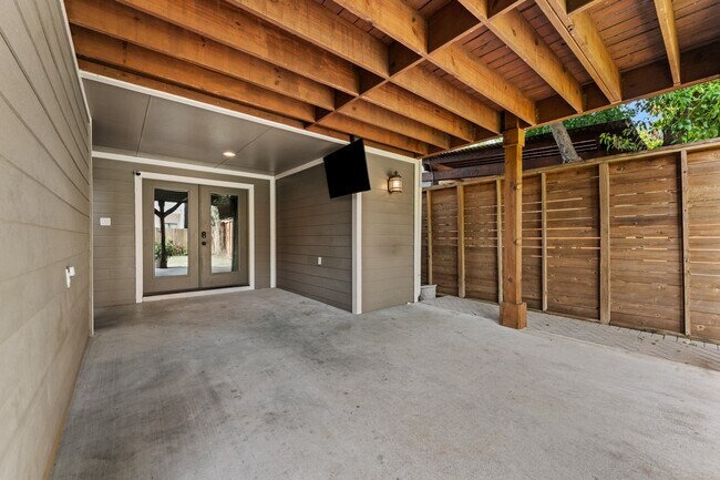 Building Photo - 836 E 24th St