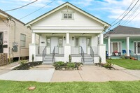 Building Photo - Spacious 3 Bedroom, 2 Bath Apartment with ...