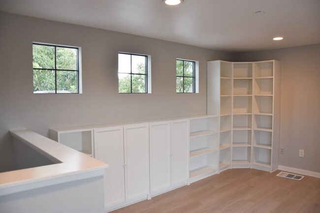 Building Photo - 507 W Maple Ave