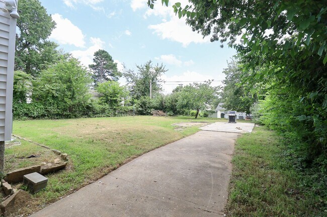 Building Photo - 3 Bed | 1 Bath | Mid Town | $1400