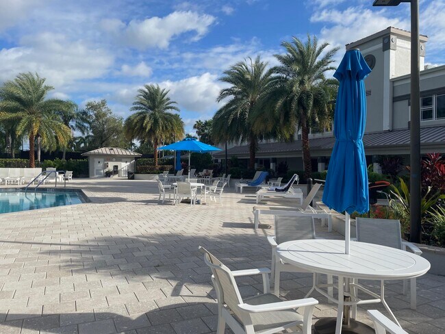 Building Photo - 9709 Shadybrook Dr