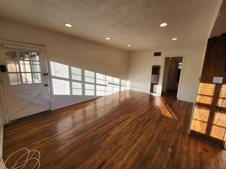 Building Photo - 14227 Moorpark St