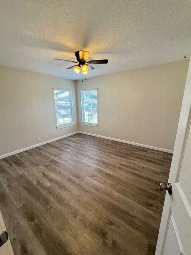 Building Photo - Ready For Move In - Nicely Renovated Large...