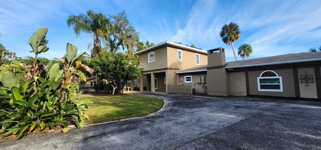 Building Photo - 2 Bedroom, 3 Bathroom House in Bradenton