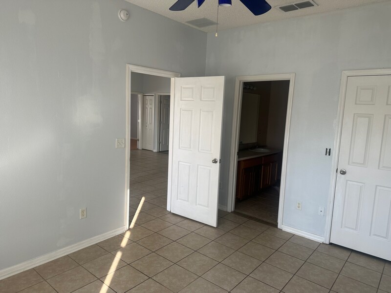 Building Photo - 1733 Manchurian St