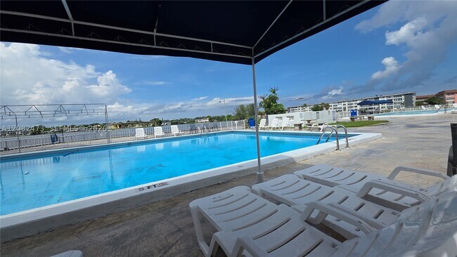Building Photo - 1301 NE Miami Gardens Dr