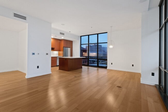 Building Photo - Exquisite 1BD/1.5BTH Condo Unit in the Pea...