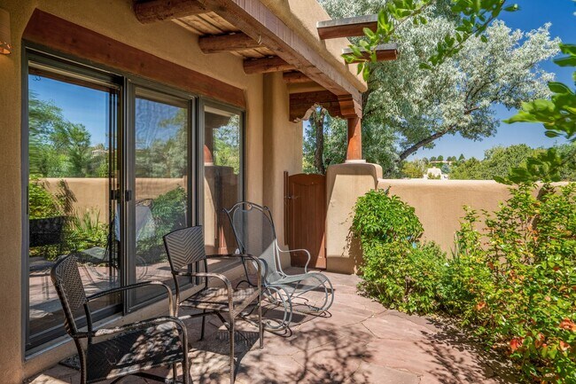 Building Photo - Northside Santa Fe Home