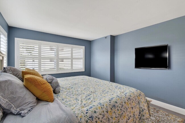 Building Photo - 372 Golfview Rd