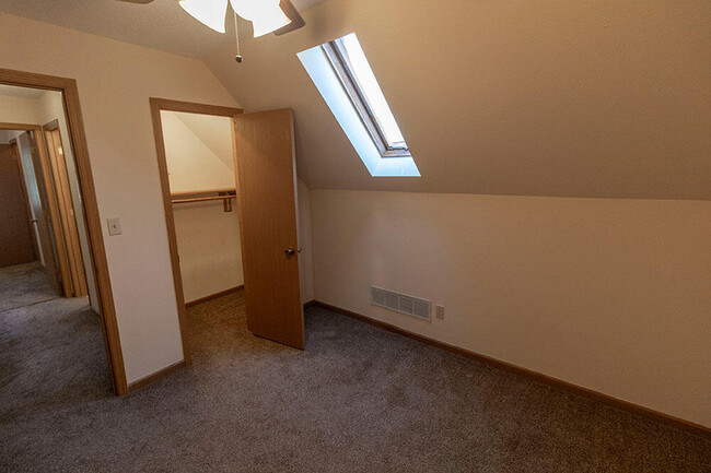 Building Photo - 1304 Millbrook Ct