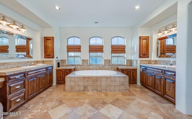 Building Photo - 8280 E Tailfeather Dr