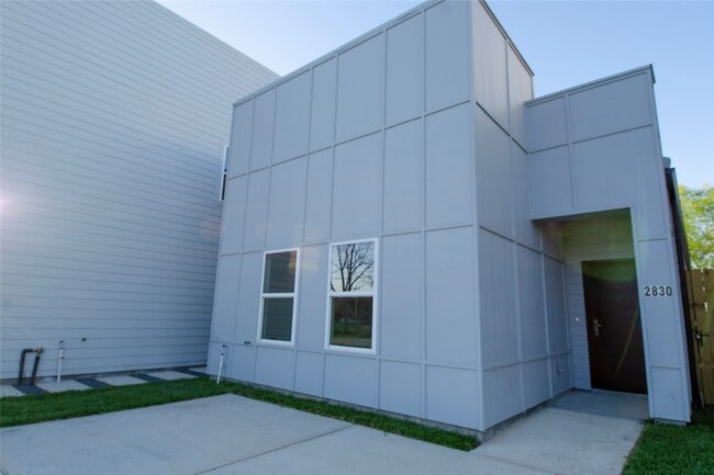 Building Photo - 2830 Mansfield St