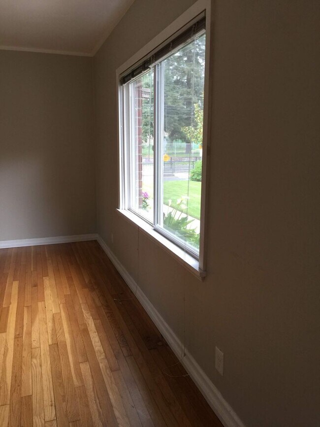 Building Photo - 1bed w/hardwoods, extra storage onsite, co...
