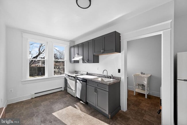 Building Photo - 990 Mt Rose Ave