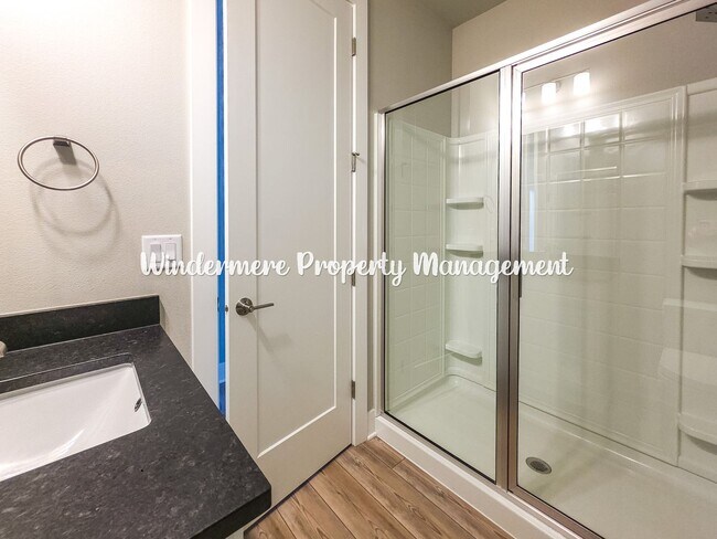 Building Photo - Stunning and spacious 5 bed in McCormick Village!