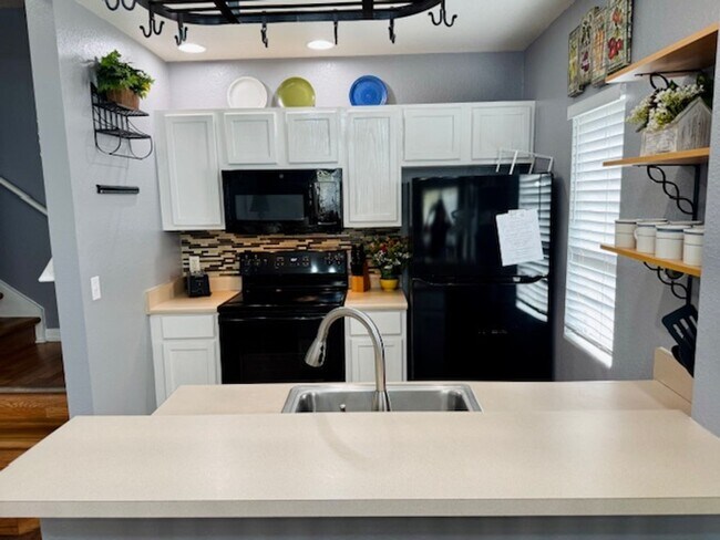 Building Photo - Fully Furnished 4 Bedroom 3 Bath Townhome ...