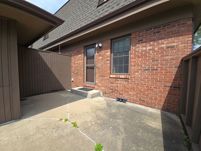 Building Photo - 1605 Lyndhurst Dr