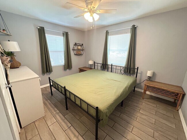 Building Photo - Beautifully Updated Furnished 2 Bed 1 Bath with Fenced Yard!