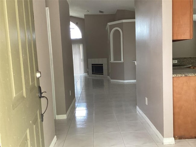 Building Photo - 572 Lancer Oak Dr