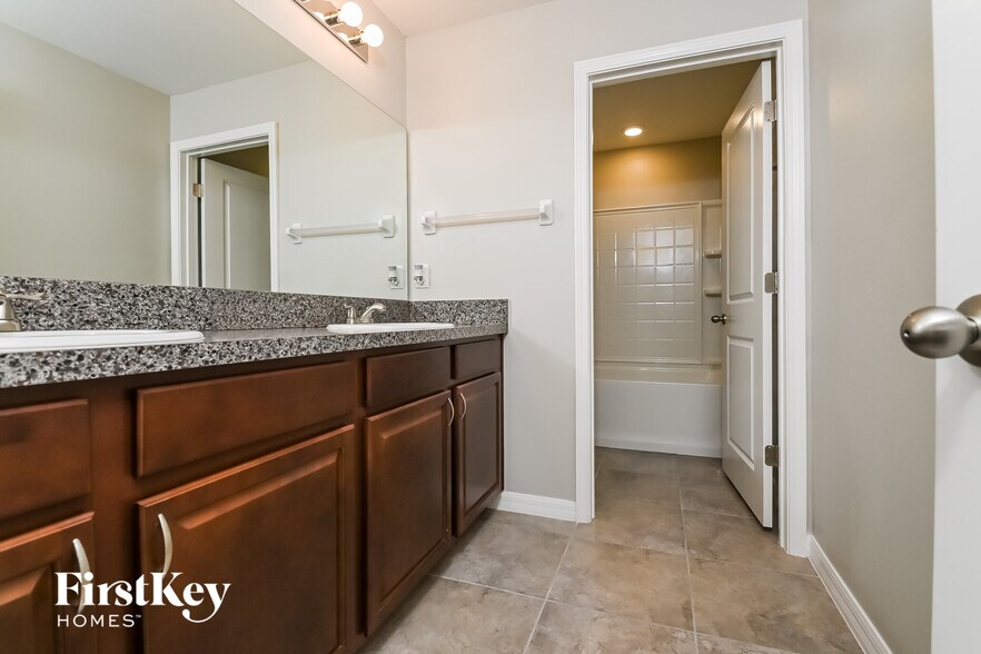 Building Photo - 14827 Crescent Rock Dr